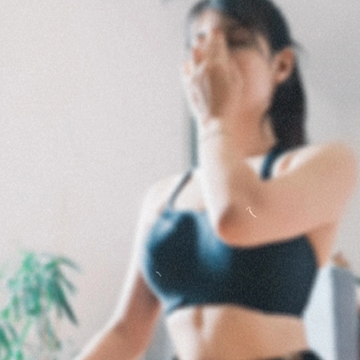 Femme sereine dans la nature